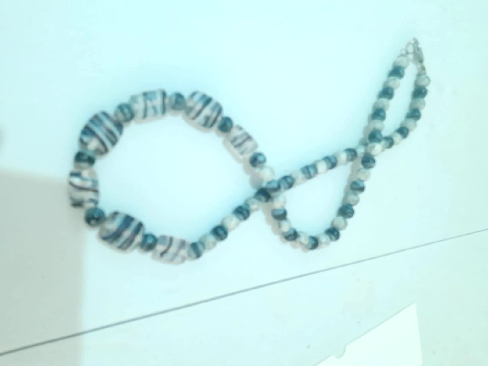 Collar largo de piedra gris