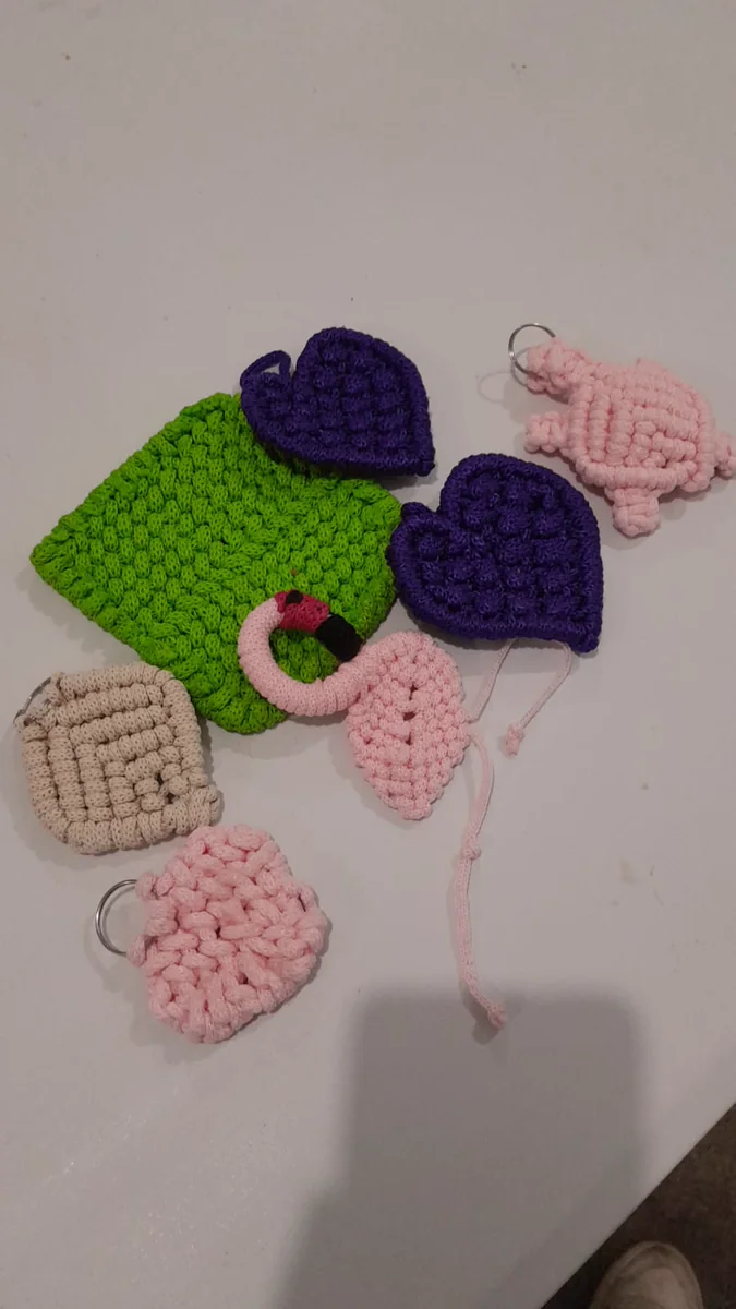 Llaveros y monederos tejidos en verde, violeta y rosa