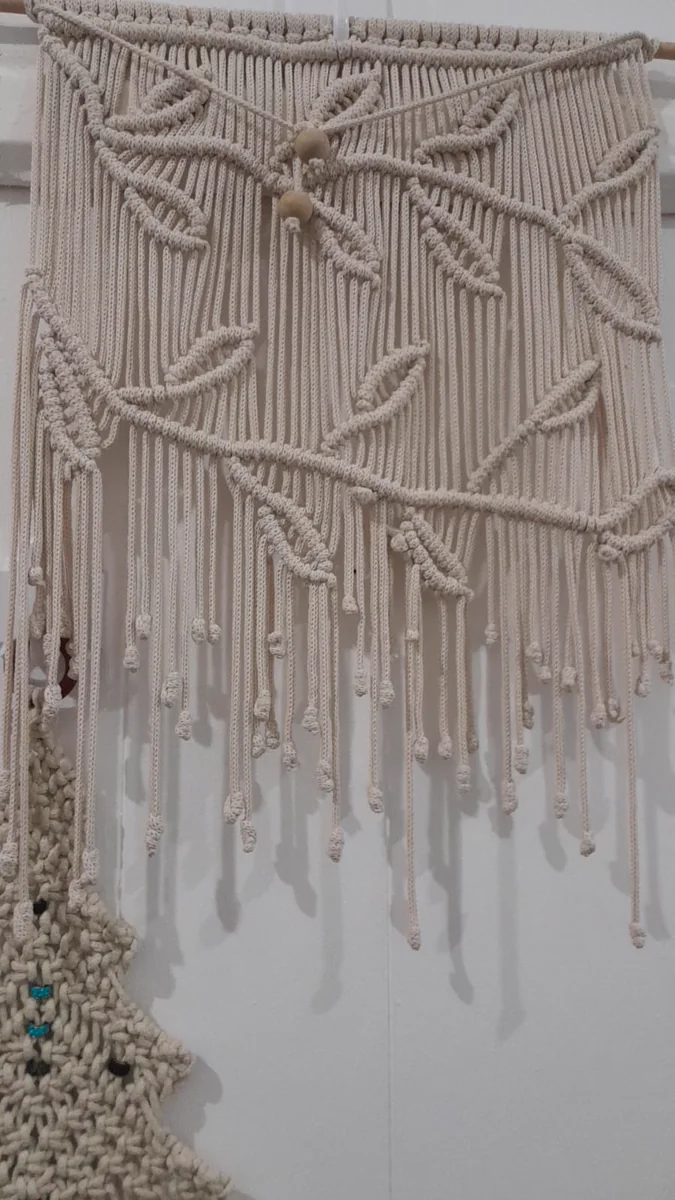Frizo natural de macramé con diseño de hojas