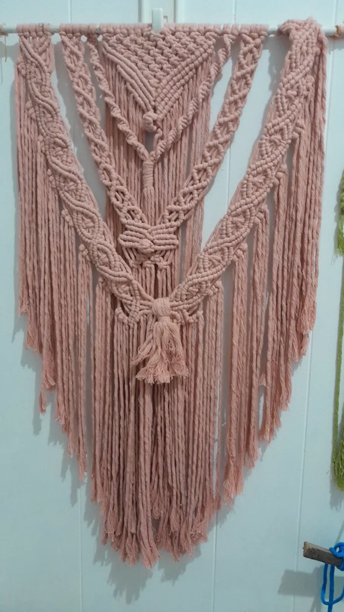 Frizo rosado de macramé con formas de hojas