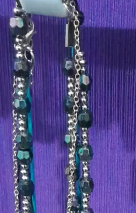 Collar de cristal celeste y negro