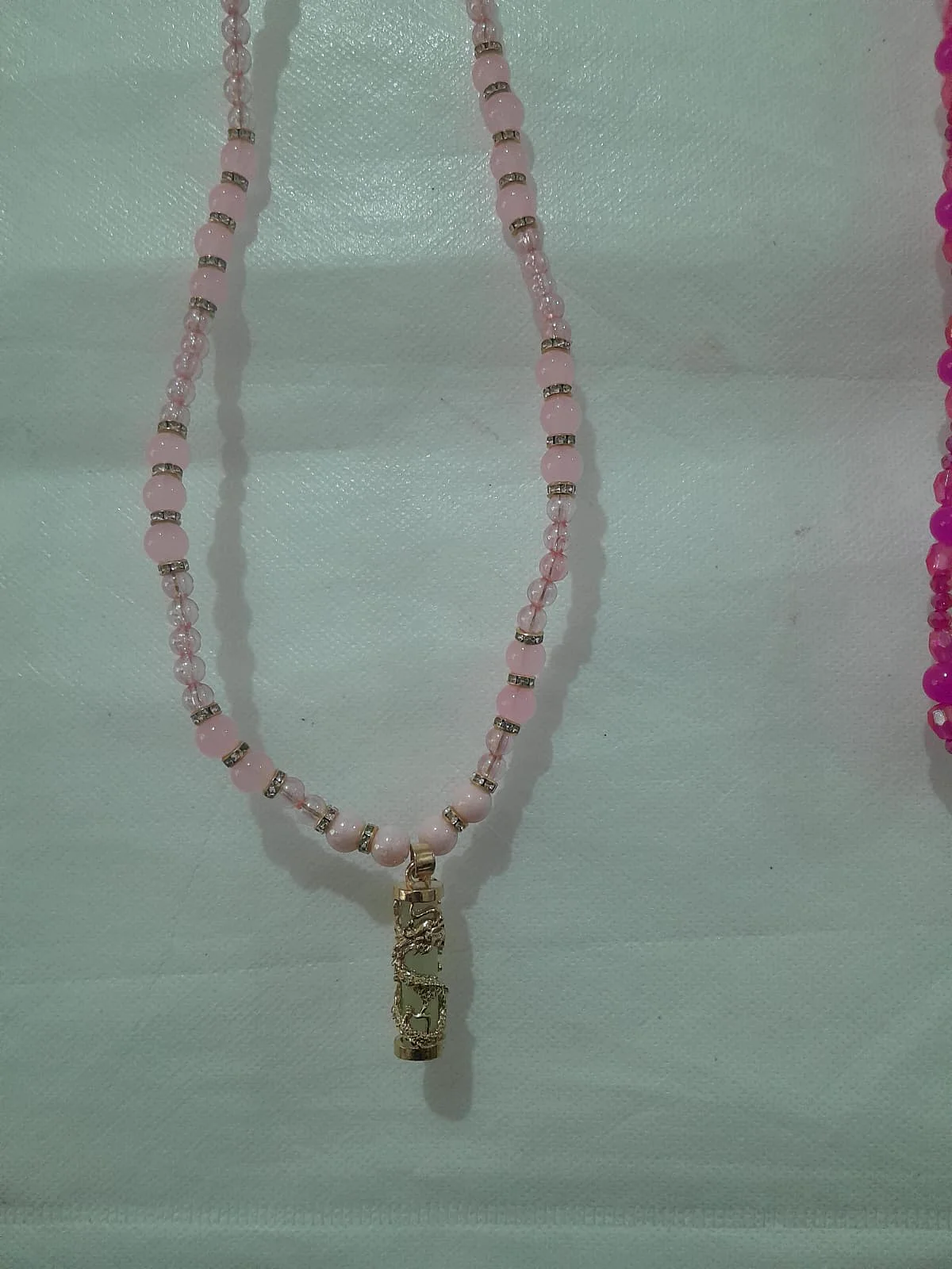 Collar rosa con dije