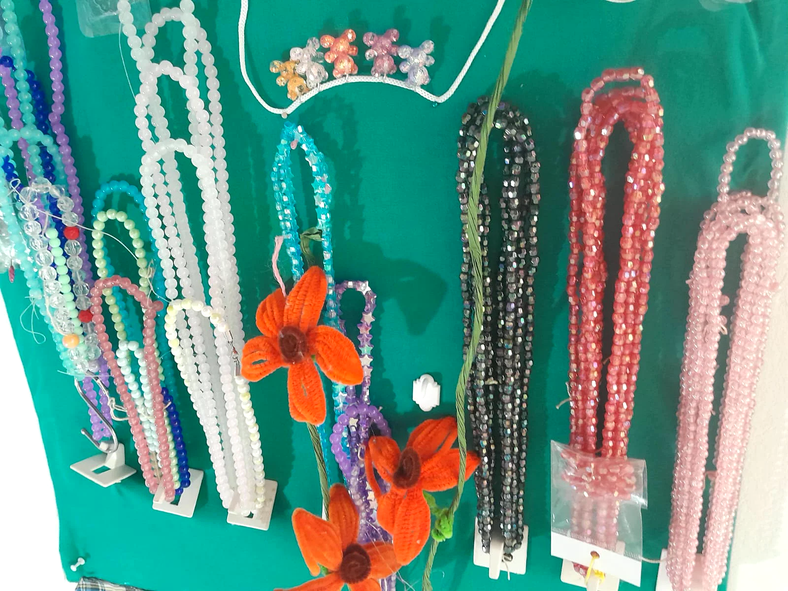 Exhibidor de Cien Colores con collares de perla, cristal y piedra